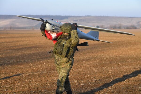 سربازان ارتش روسیه در بخش جنوبی عملیات ویژه، طیاره بدون سرنشین &quot;اورلان-10او&quot; را بعد از امتحان انتقال می‌دهد.  - اسپوتنیک افغانستان  