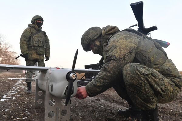 سربازان ارتش روسیه در بخش جنوبی عملیات ویژه، طیاره بدون سرنشین &quot;اورلان-10او&quot; را آماده می کنند. - اسپوتنیک افغانستان  