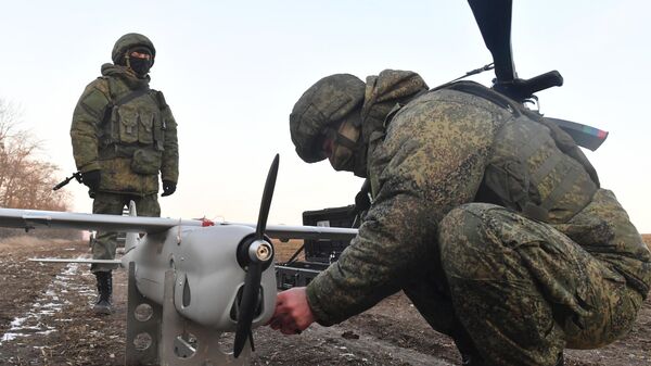 Военнослужащие ВС РФ подготавливают к работе беспилотный летательный аппарат Орлан-10У в южном секторе СВО. - اسپوتنیک افغانستان  
