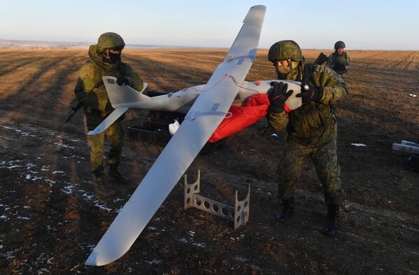 سربازان ارتش روسیه در بخش جنوبی عملیات ویژه، طیاره  بدون سرنشین &quot;اورلان-10او&quot; را جمع کردن می‌کنند. - اسپوتنیک افغانستان  