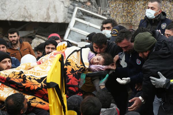مردم در حال انتقال دختری هستند که در زلزله شهر دیاربکر ترکیه مجروح شده است.زمین لرزه ای مهیب به بزرگی 7.7 ریشتر دوشنبه شب در استان قهرمان مرعش ترکیه رخ داد و منجر به ویرانی تعدادی از شهرها شد. - اسپوتنیک افغانستان  
