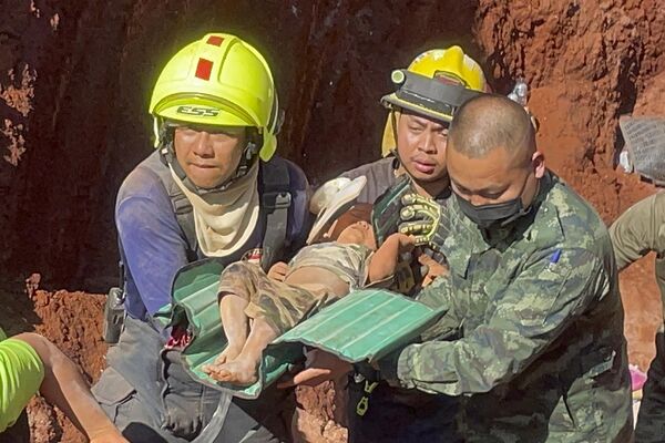 پس از یک عملیات اضطراری شبانه، نیروهای امدادی و ارتش یک کودک 1 ساله را از یک حفره عمیق در استان تاک در شمال تایلند در 420 کیلومتری حمل کردند. شمال بانکوک، سه شنبه، 7 فوریه 2023.این کودک نوپا که اهل میانمار است عصر دیروز به داخل چاله 15 متری که برای لوله های آب زیرزمینی استفاده می شد سقوط کرد.(عکس/چیراوود رانگ جمراتاتسامی) - اسپوتنیک افغانستان  