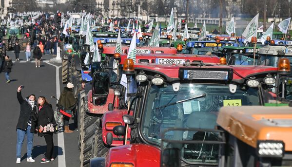 تراکتورهای معترض در پاریس به اقدامات زیست محیطی دولت.حدود 500 تراکتور در اعتراض به ممنوعیت تعدادی از حشره کش ها و حمایت ناکافی دولت از کشاورزان فرانسوی به خیابان های پاریس آمدند. - اسپوتنیک افغانستان  