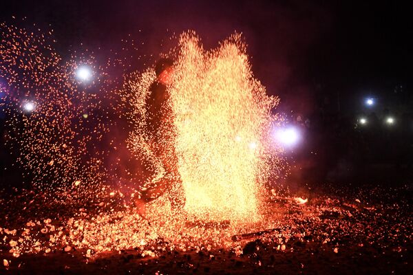 این عکس که در 3 فبروری 2023 گرفته شده است، مردی از نژاد ویتنام را نشان می‌دهد که در حال پریدن روی زغال‌سنگ سوزان در طی یک مراسم رقص آتش در استان توین کوانگ است.گروه قومی &quot;پا سپس&quot; در استان کوهستانی شمالی &quot;توین کوانگ&quot; ویتنام بر این باورند که این آیین سنتی رقص آتش مردانه می‌تواند به جن‌گیری شیاطین و برداشت محصول خوب کمک کند.(عکس از ناچاک نگوین / خبرگزاری فرانسه) - اسپوتنیک افغانستان  