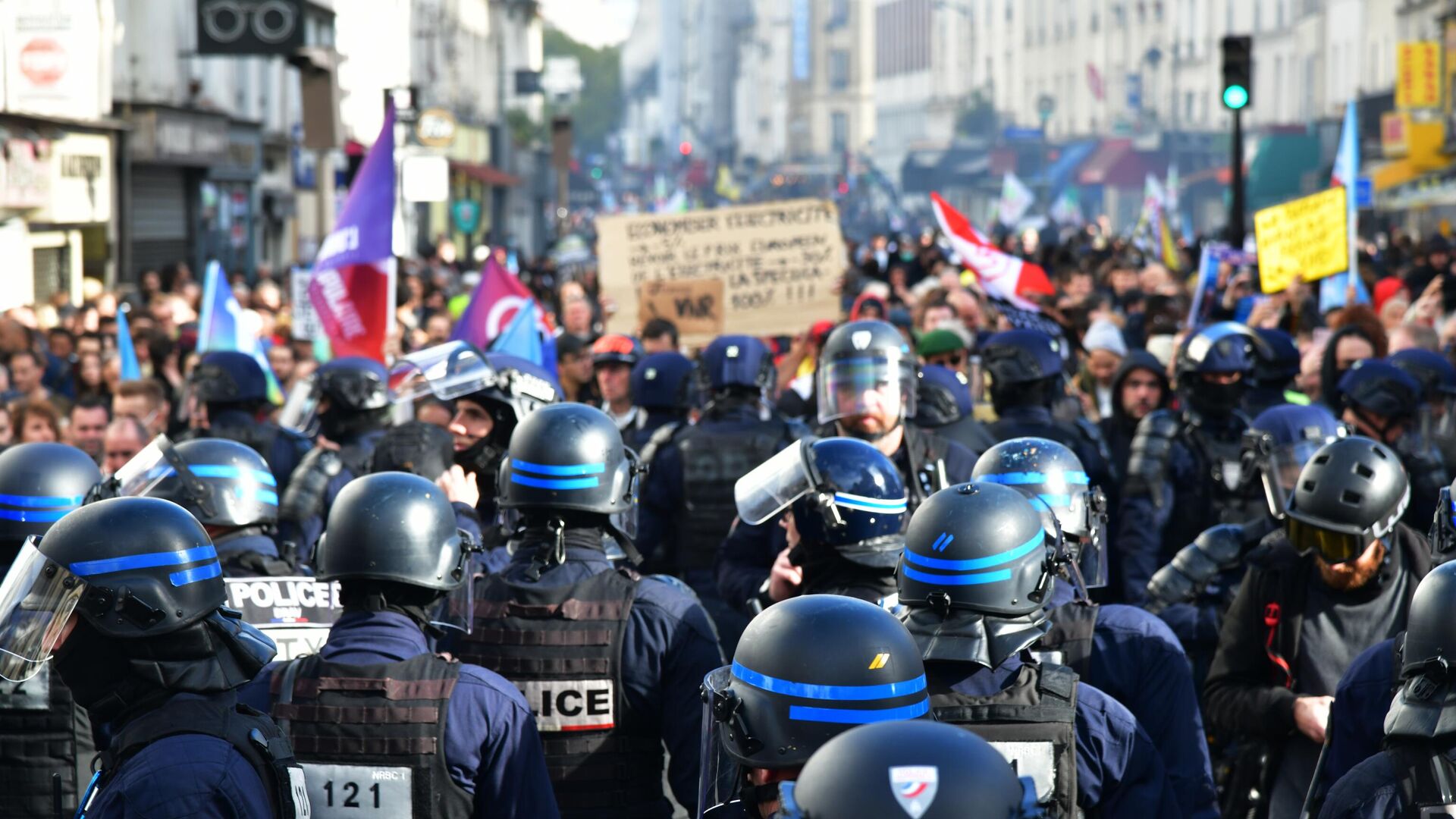 Сотрудники полиции и участники акции протеста против повышения цен в центре Парижа - اسپوتنیک افغانستان  , 1920, 11.02.2023
