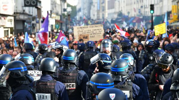 Сотрудники полиции и участники акции протеста против повышения цен в центре Парижа - اسپوتنیک افغانستان  