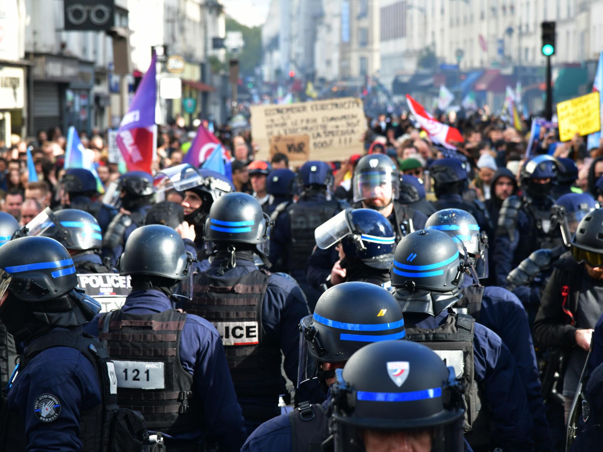 Франция призвала. Протесты во Франции 2023. Протесты во Франции. Полиция Франции. Протесты в Париже.