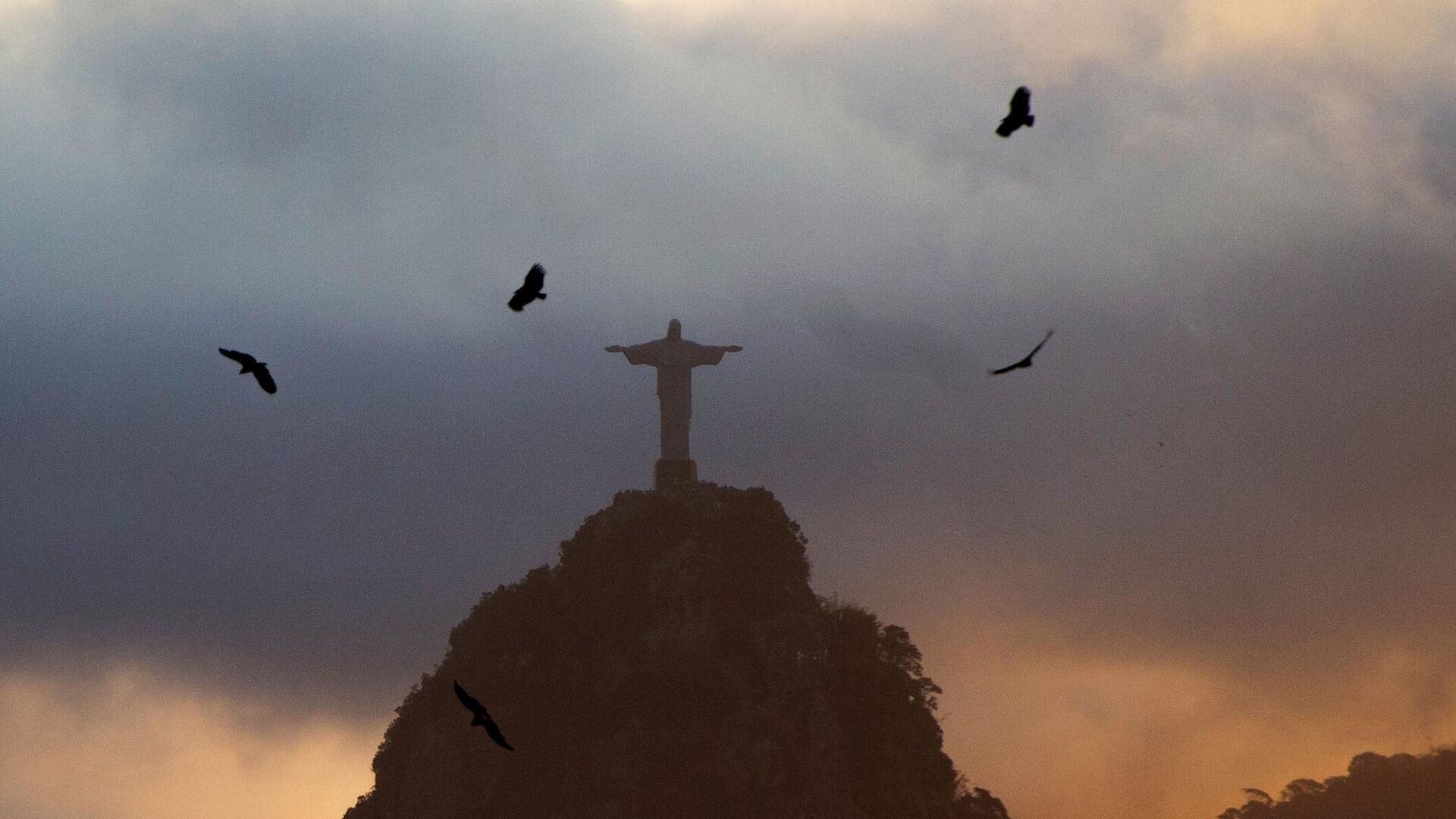 Вид на статую Христа-Искупителя на вершине горы Корковаду со смотровой площадки на горе Сахарная голова в Рио-де-Жанейро - اسپوتنیک افغانستان  , 1920, 11.02.2023