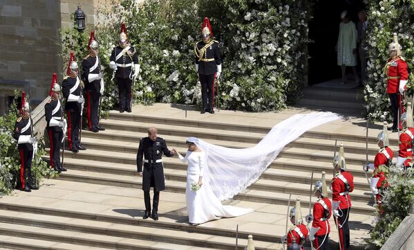 شاهزاده هری بریتانیا و مگان مارکل پس از مراسم عروسی خود در سنت جورج محل را ترک کردند.کلیسای کوچک جورج در قلعه ویندزور در ویندزور، نزدیک لندن، انگلستان، واقع است.این عکس در شنبه، 19 می 2018، گرفته شده است.(عکس از طریق اسوشیتد پرس/اندرو ماتیوز) - اسپوتنیک افغانستان  