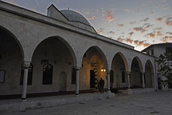 به نظر می رسد این مسجد یک کلیسای سابق بیزانسی باشد که در قرن سیزدهم به مسجد تبدیل شده است. این مناره در قرن هفدهم اضافه شد. - اسپوتنیک افغانستان  