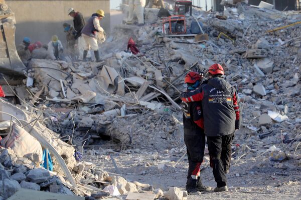 اعضای تیم جستجو و نجات شهرداری زیتون‌بورنو (ZAK) در 13 فبروری 2023 در زیر آوار ساختمان‌های فروریخته در نورداغی، در نزدیکی غازیانتپ.یک هفته پس از زلزله ای که بخش هایی از ترکیه و سوریه را ویران کرد و بیش از 35000 کشته برجای گذاشت و میلیون ها نفر نیاز مبرم به کمک داشتند، در حالی که تیم های امداد شروع به پایان دادن به جستجوی بازماندگان کردند.(عکس از زین الریفای / خبرگزاری فرانسه) - اسپوتنیک افغانستان  
