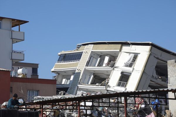 عکسی که در 11 فبروری 2023 گرفته شده است، یک ساختمان فروریخته در اصلاحیه، در منطقه سخت غازیانتپ، پنج روز پس از زلزله 7.8 ریشتری که منطقه مرزی ترکیه و سوریه را لرزاند، نشان می دهد.(عکس از زین الریفای / خبرگزاری فرانسه) - اسپوتنیک افغانستان  