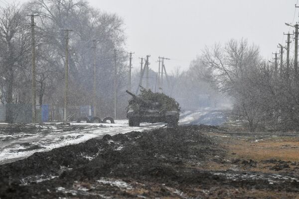 عملیات نظامی تانک T-72 نیروهای مسلح فدراسیون روسیه در بخش جنوبی عملیات نظامی ویژه. - اسپوتنیک افغانستان  