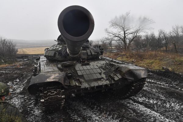 کار رزمی تانک T-72 نیروهای مسلح فدراسیون روسیه در بخش جنوبی عملیات  نظامی ویژه. - اسپوتنیک افغانستان  