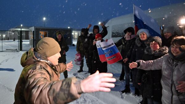 Встреча российских военнослужащих, вернувшихся из украинского плена, в Луганске - اسپوتنیک افغانستان  