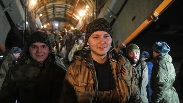 На аэродроме Чкаловский встретили самолёт с освобождёнными из плена российскими военнослужащими - اسپوتنیک افغانستان  