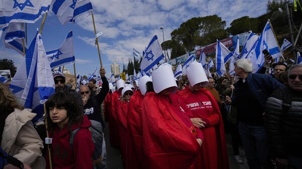 Израильтяне протестуют против планов нового правительства премьер-министра Биньямина Нетаньяху по феформе судебной системы у израильского парламента в Иерусалиме - اسپوتنیک افغانستان  