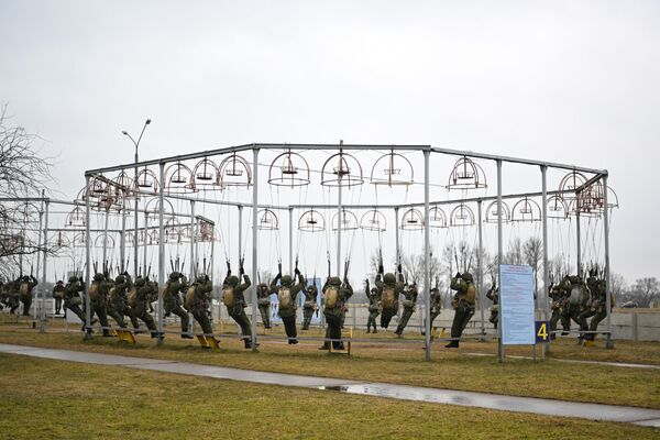چتربازان تیپ حمله هوایی 38 گارد جداگانه تیپ نیروهای ویژه نیروهای مسلح بلاروس، تمرین مربیان پرش با چتر در زمین این تیپ در برست در 13 فبروری 2023.(عکس از ناتالیا کولسنیکووا / خبرگزاری فرانسه) - اسپوتنیک افغانستان  