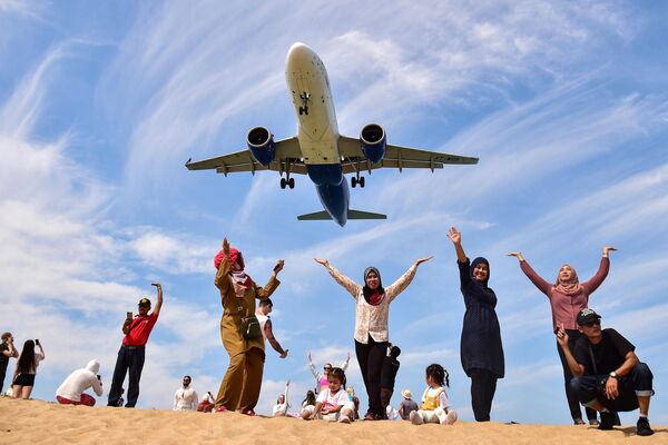 در این تصویر که در 13 فبروری 2023 گرفته شده است، گردشگران هنگام فرود هواپیما در فرودگاه بین المللی پوکت در ولایت پوکت، در ساحل مای خائو عکس می گیرند. - اسپوتنیک افغانستان  