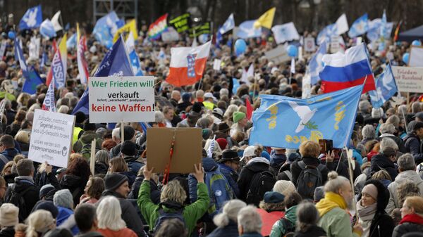 Демонстрация в Мюнхене с призывами прекратить милитаризм и поставки оружия на Украину, Германия - اسپوتنیک افغانستان  