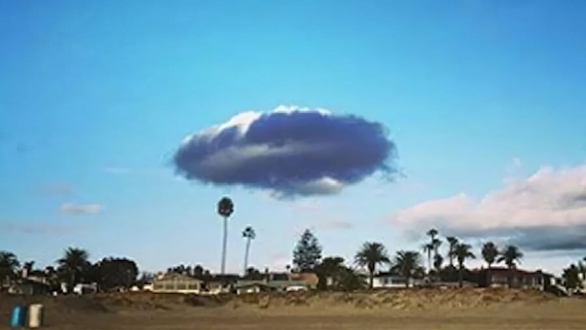 Фотография облака в Сан-Диенго, напоминающего НЛО. 27 декабря 2018 - اسپوتنیک افغانستان  , 1920, 18.02.2023