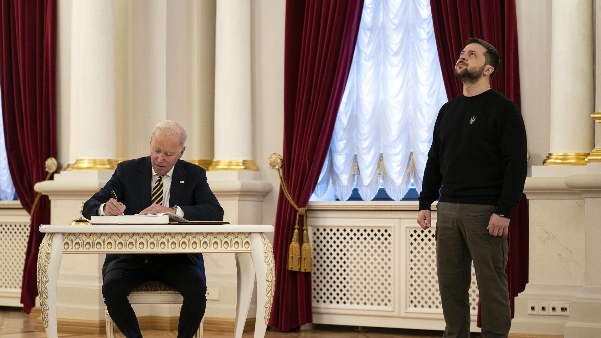 Президент США Джо Байден подписывает гостевую книгу во время своей встречи с президентом Украины Владимиром Зеленским в Мариинском дворце во время необъявленного визита в Киев - اسپوتنیک افغانستان  , 1920, 20.02.2023