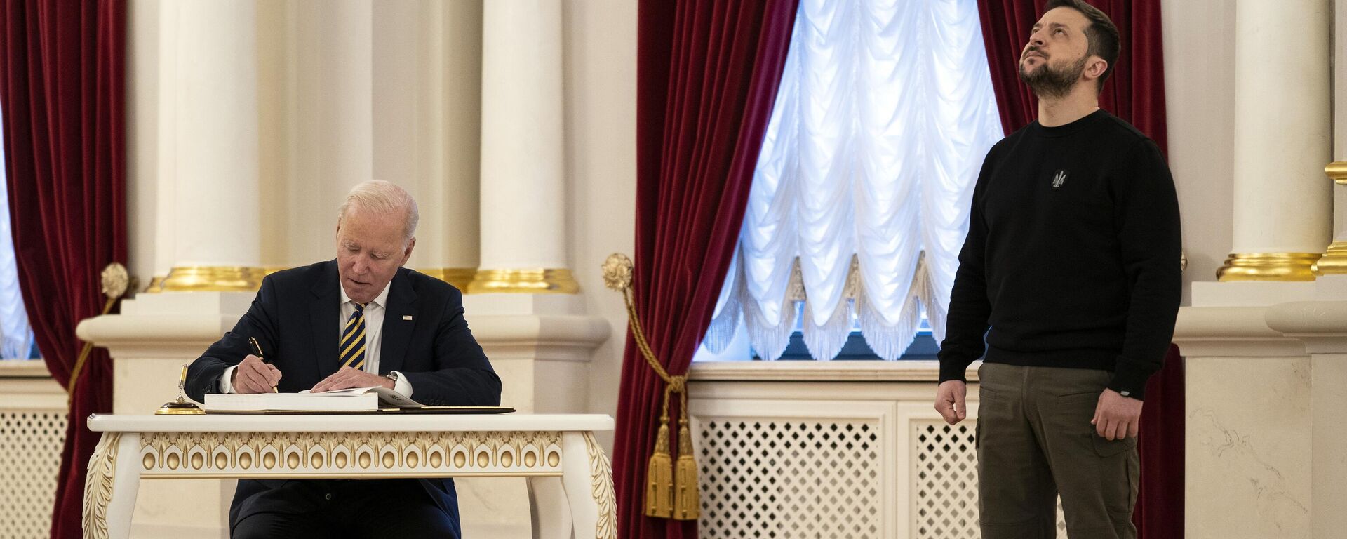 Президент США Джо Байден подписывает гостевую книгу во время своей встречи с президентом Украины Владимиром Зеленским в Мариинском дворце во время необъявленного визита в Киев - اسپوتنیک افغانستان  , 1920, 20.02.2023