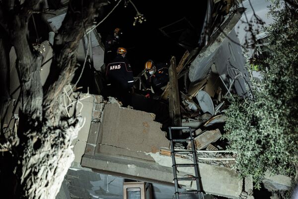 نیروهای امدادی در جستجوی قربانیان در ساختمان فروریخته پس از زلزله دوم 6.4 ریشتری در ولایت هاتای در جنوب ترکیه، آنتاکیا، در 20 فبروری 2023، هستند. - اسپوتنیک افغانستان  
