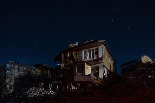 این عکس یک ساختمان نیمه آسیب دیده در آنتاکیا در جنوب ترکیه را نشان می دهد. - اسپوتنیک افغانستان  