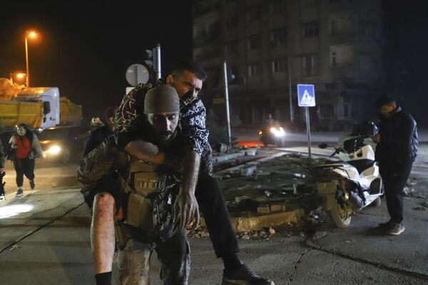یک سرباز مردی را پس از مجروح شدن در آخرین زلزله در هاتای ترکیه انتقال می دهد.  - اسپوتنیک افغانستان  