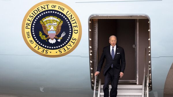 Президент США Джо Байден сходит с трапа самолета. Архивное фото - اسپوتنیک افغانستان  