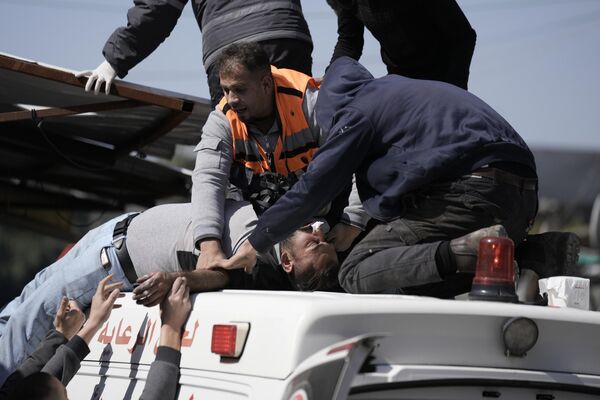 یک فلسطینی مجروح در هنگام درگیری با نیروهای اسرائیلی در شهر نابلس در کرانه باختری به امبولانس منتقل می شود. - اسپوتنیک افغانستان  