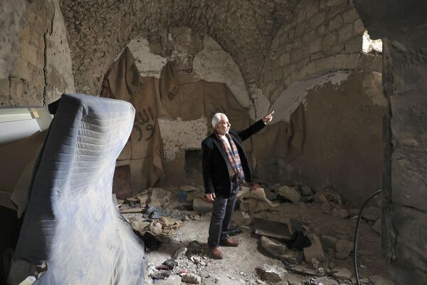 یک مرد فلسطینی در داخل خانه‌ای که روز قبل در یک حمله ارتش اسرائیل در شهر نابلس تخریب شد. - اسپوتنیک افغانستان  