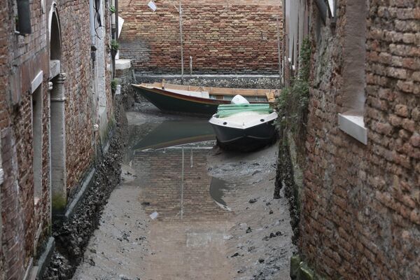 قایق ها در یک کانال خشک شده در ونیز. - اسپوتنیک افغانستان  