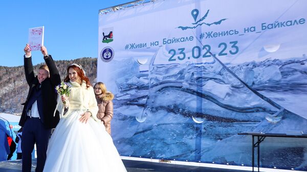 Массовая свадьба на Байкале - اسپوتنیک افغانستان  