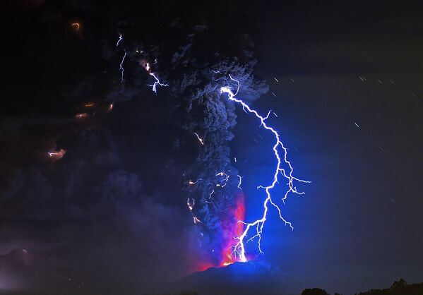 عکسی خیره کننده از رعد و برق آتشفشانی و فوران گدازه از آتشفشان کالبوکو/ Calbuco در شیلی در 23 اپریل 2015. - اسپوتنیک افغانستان  