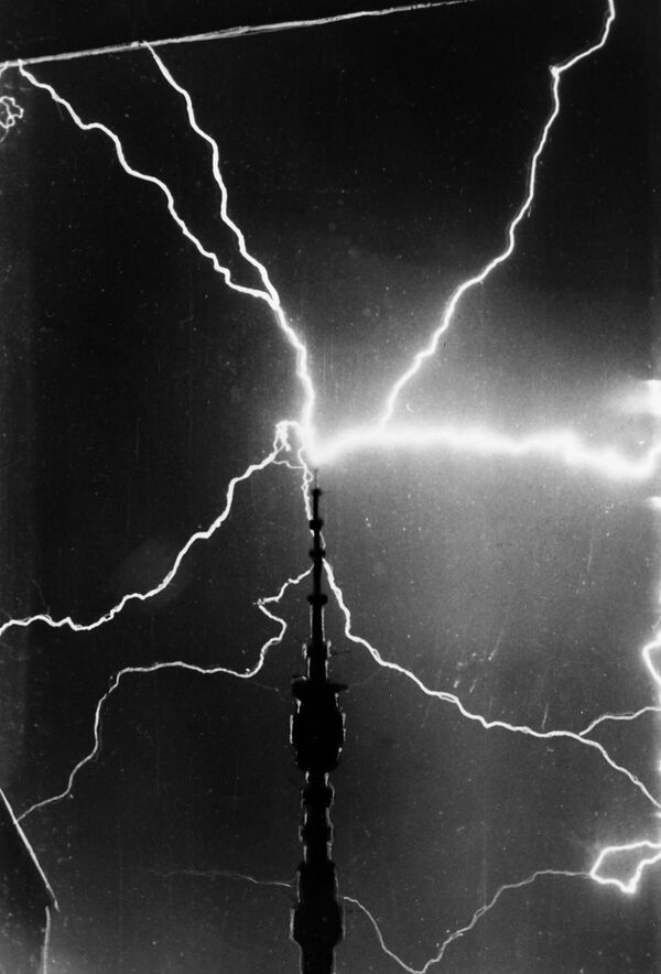 رعد و برق بر فراز برج تلویزیونی استانکینه در مسکو در 15 جولای 1969. - اسپوتنیک افغانستان  