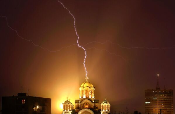 رعد و برق به صلیب کلیسای سنت مارک در هنگام رعد و برق در بلگراد صربستان در 29 جولای 2006 برخورد کرد. - اسپوتنیک افغانستان  