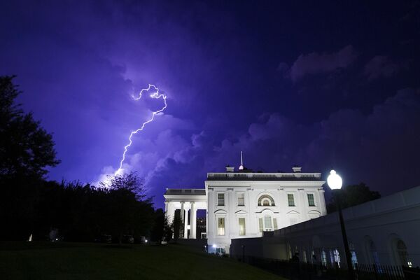 رعد و برق ابرهای طوفانی پشت کاخ سفید را در روز سه شنبه، 6 اگوست 2019، در واشنگتن روشن می کند. - اسپوتنیک افغانستان  