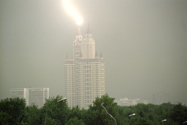 مجتمع مسکونی &quot;ادلوایس&quot; در مسکو در 26 جولای 2004 مورد اصابت رعد و برق قرار گرفت. - اسپوتنیک افغانستان  