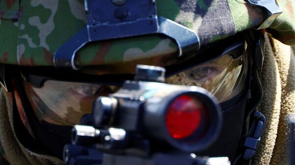 Член амфибийной бригады быстрого реагирования Японии на воздушно-десантных учениях совместно с корпусом морской пехоты США в японском городе Готемба - اسپوتنیک افغانستان  