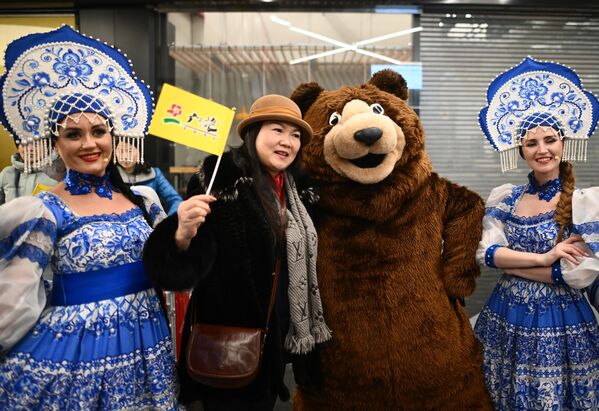 دیدار با گردشگران چینی در فرودگاه شرمتیوا مسکو. این گروه که برای اولین بار از زمان شروع مجدد گردشگری از چین وارد مسکو شد، متشکل از 34 نفر است که همگی از شهر گوانگژو هستند. - اسپوتنیک افغانستان  