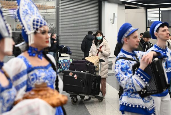 دختران زیباروی روسی با لباس های سنتی به استقبال توریست های چینی رفتند. - اسپوتنیک افغانستان  
