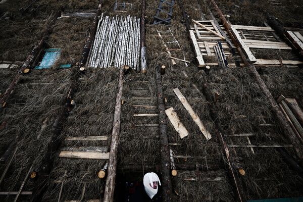 نمایی از سازه هنری جشنواره دیوار چهارم به شکل مکعب 19 متری در جشن ماسلنیتسا در پارک هنری نیکولا-لنیفتس، منطقه کالوگا. - اسپوتنیک افغانستان  