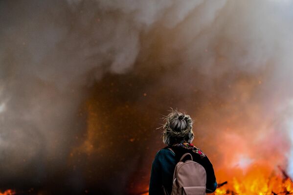 دختری در هنگام سوزاندن شی هنری &quot;دیوار چهارم &quot;به شکل مکعب 19 متری در جشن ماسلنیتسا در پارک هنری&quot; نیکولا-لنیفتس &quot; در منطقه کالوژسکی. موضوع ماسلنیتسا -2023 &quot;نور&quot; است. - اسپوتنیک افغانستان  