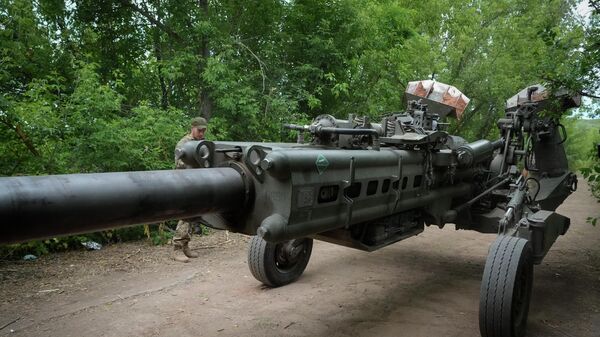 Украинские солдаты выдвигают доставленную из США гаубицу M777 на позицию для обстрела российских позиций  - اسپوتنیک افغانستان  