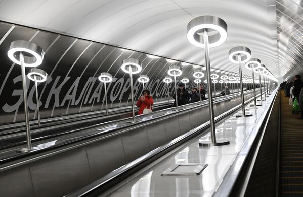 پله برقی در ایستگاه Maryina Roshcha در بزرگترین خط حلقوی مترو در مسکو. - اسپوتنیک افغانستان  