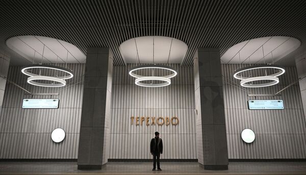مسافری در ایستگاه Terekhovo بزرگترین خط حلقوی مترو در مسکو. - اسپوتنیک افغانستان  