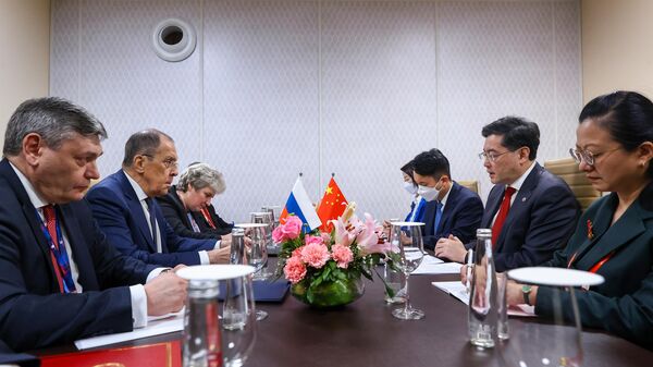 Министр иностранных дел РФ Сергей Лавров и глава МИД КНР Цинь Ган на первой личной встрече глав МИД стран - участниц G20 в Нью-Дели - اسپوتنیک افغانستان  