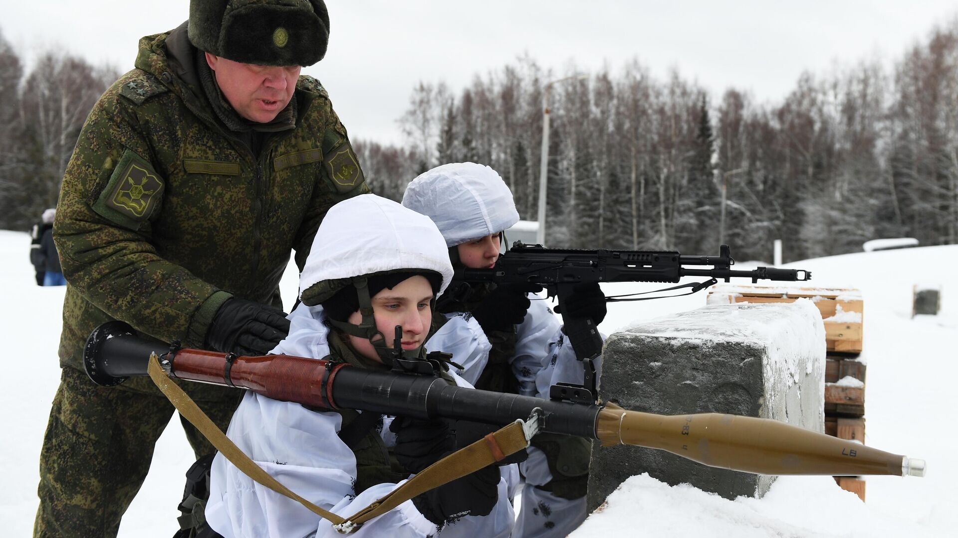 Девушки-курсантки Академии РХБЗ проходят боевую подготовку на учебно-тактическом поле академии в Костроме - اسپوتنیک افغانستان  , 1920, 05.05.2023